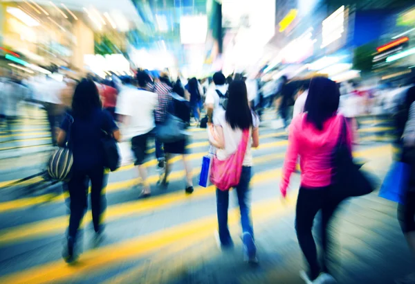 人通勤道路を横断 — ストック写真