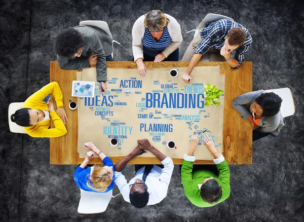 Diverse persone discutono di Branding — Foto Stock