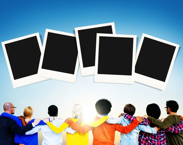 Persone diverse e carta polaroid — Foto Stock