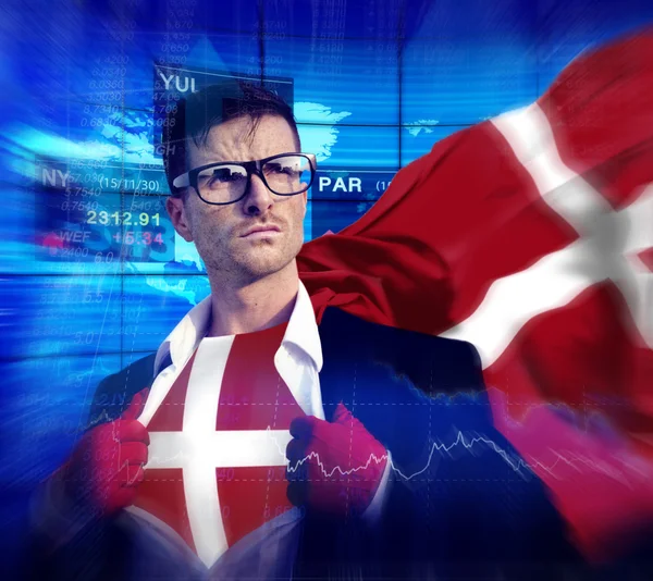 Superhero επιχειρηματίας με τη σημαία της Δανίας — Φωτογραφία Αρχείου