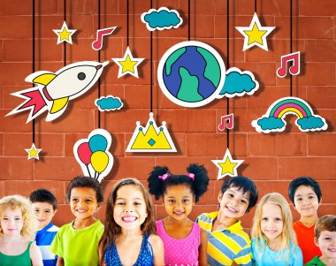 Gülümseyen şirin farklı çocuklar