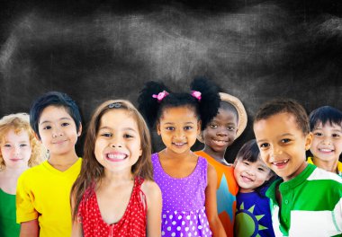 Gülümseyen şirin farklı çocuklar