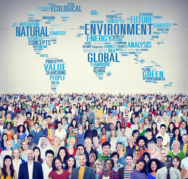 Pessoas diversas e conceito de meio ambiente — Fotografia de Stock