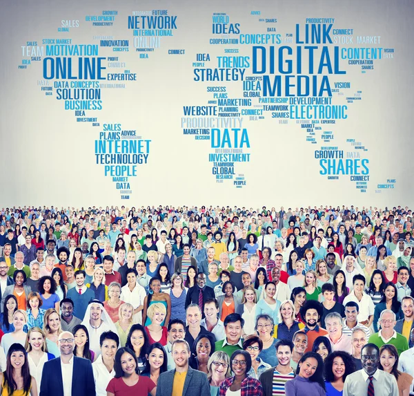 Pessoas diversas e conceito de mídia digital — Fotografia de Stock
