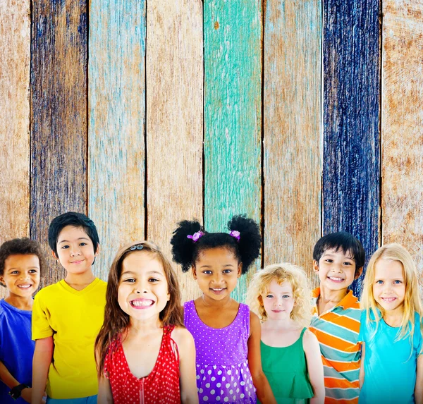 Słodkie dzieci zróżnicowanych uśmiechający się — Zdjęcie stockowe