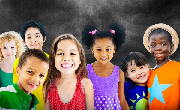 Leuke gevarieerde kinderen glimlachen — Stockfoto