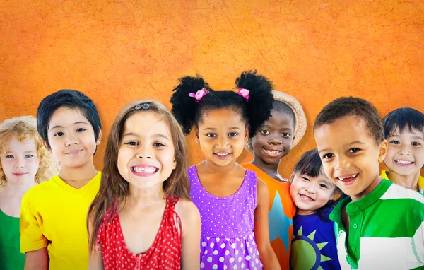 Lindos niños diversos sonriendo — Foto de Stock