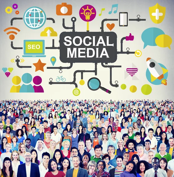 Diverse persone e concetto di social media — Foto Stock
