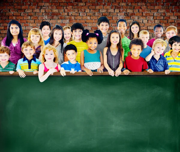 Schattige lachende kinderen — Stockfoto