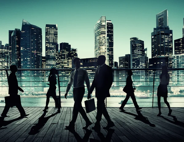 Üzleti emberek gyaloglás — Stock Fotó