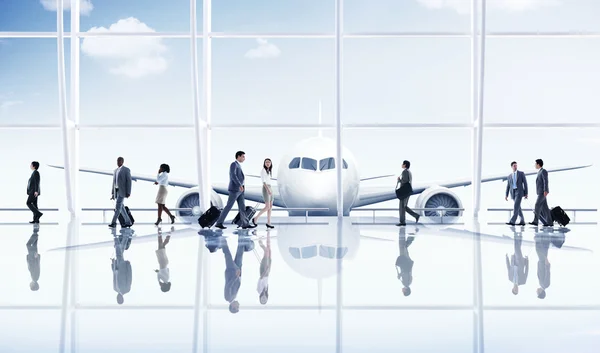 Business People traveling in Airport — Stock Photo, Image