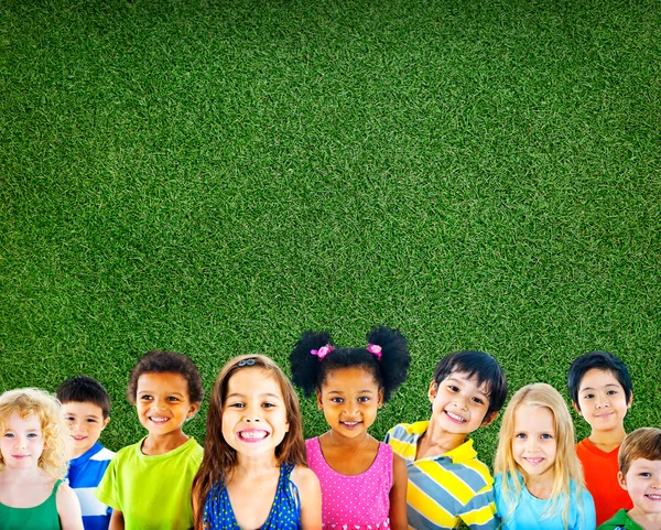 Leuke gevarieerde kinderen glimlachen — Stockfoto