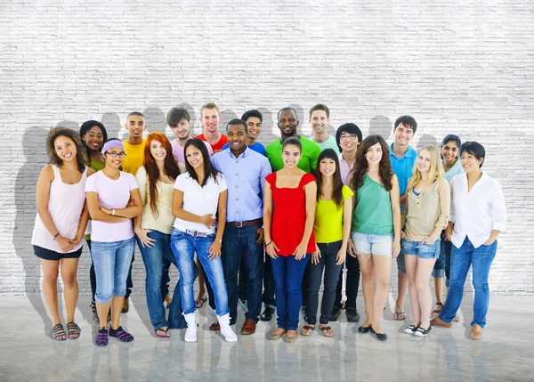Junge Menschen unterschiedlicher Herkunft zusammen — Stockfoto