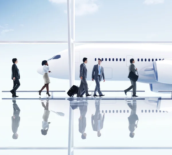 Gente de negocios que viaja en Aeropuerto —  Fotos de Stock