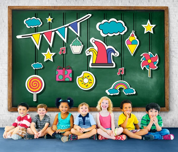 Diversità Bambini seduti insieme — Foto Stock