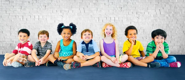 Diversidad Niños sentados juntos —  Fotos de Stock