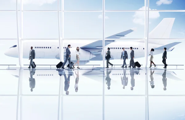 Pessoas de negócios que viajam no Aeroporto — Fotografia de Stock