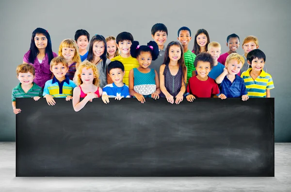 Entzückend lächelnde Kinder — Stockfoto