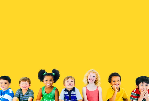 Diversidad Niños sentados juntos — Foto de Stock