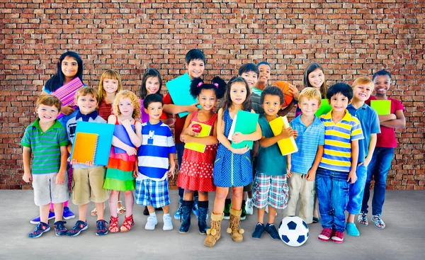 Entzückend lächelnde Kinder — Stockfoto