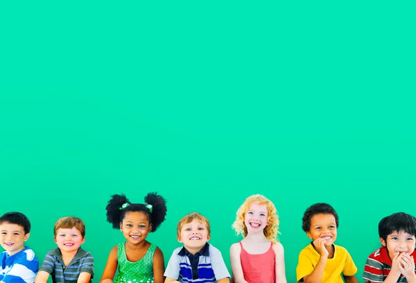 Diversità Bambini seduti insieme — Foto Stock