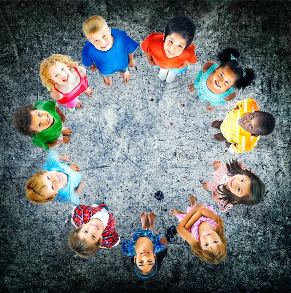 Entzückend lächelnde Kinder — Stockfoto