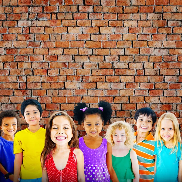 Lindos niños diversos sonriendo —  Fotos de Stock