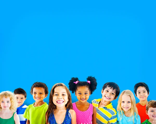 Lindos niños diversos sonriendo — Foto de Stock