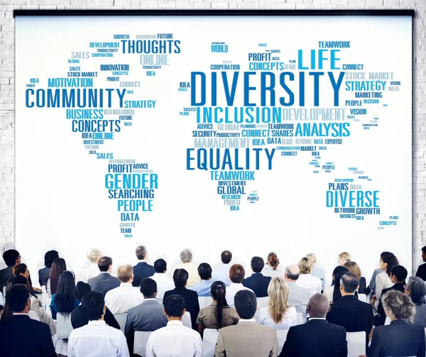 Mensen op seminar over diversiteit etniciteit — Stockfoto