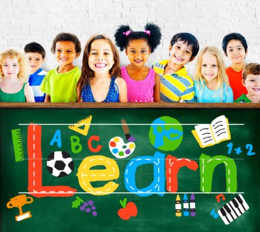 Gülümseyen şirin farklı çocuklar