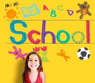 Küçük kız kameraya bakıyor.