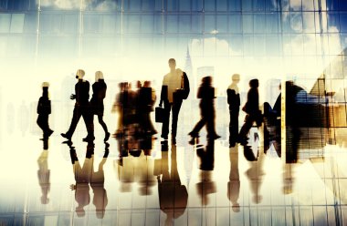 Toplantı salonunun içinde iş adamları