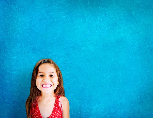 Niña mirando a la cámara — Foto de Stock