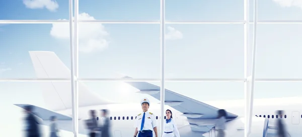 Ludzie biznesu podróżujących w Lotnisko — Zdjęcie stockowe