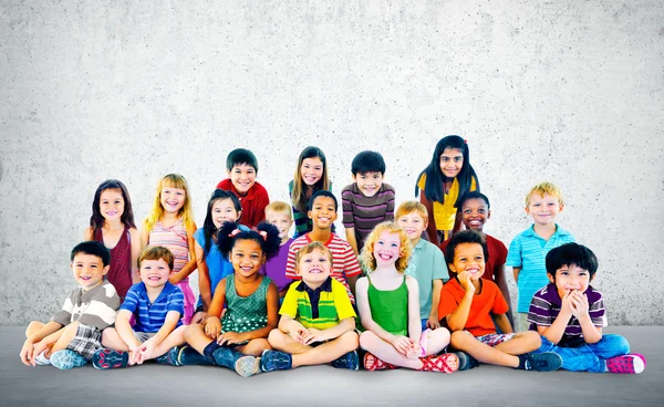 Adorables niños sonrientes — Foto de Stock