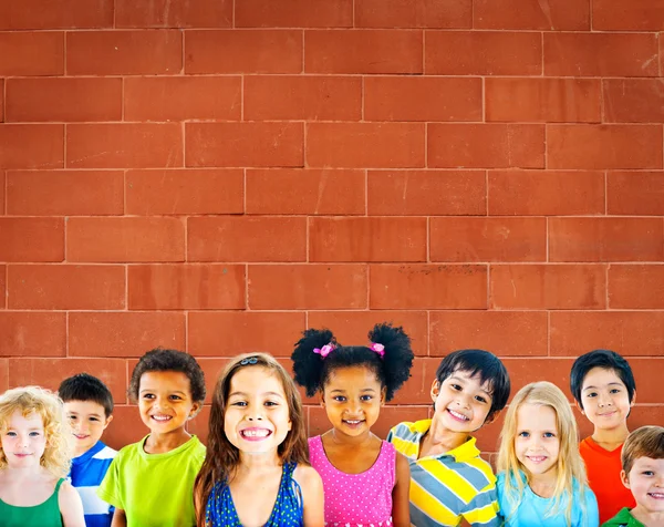 Lindos niños diversos sonriendo — Foto de Stock