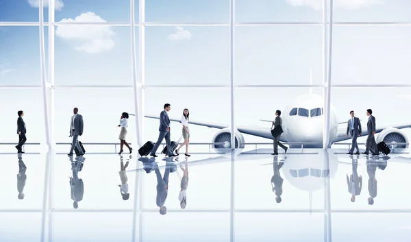 Επιχειρηματίες ταξιδεύουν στο αεροδρόμιο — Φωτογραφία Αρχείου