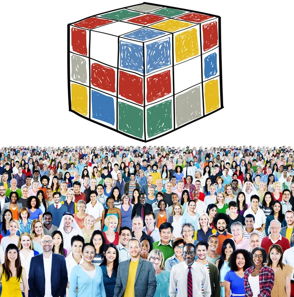 Diverse persone e Puzzle Cube — Foto Stock