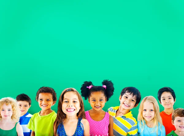 Leuke gevarieerde kinderen glimlachen — Stockfoto