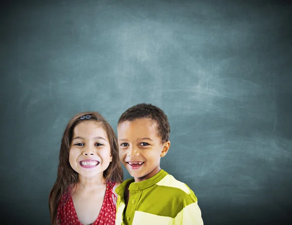 Crianças sorrindo no quadro negro — Fotografia de Stock