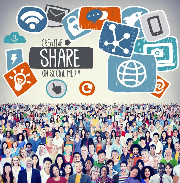 Pessoas diversas e conceito de partilha criativa — Fotografia de Stock