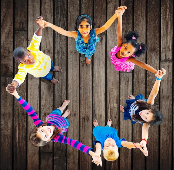 Niños de pie en círculo — Foto de Stock