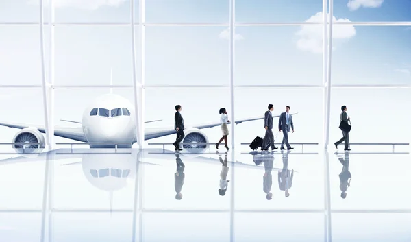 Geschäftsleute, die im Flughafen reisen — Stockfoto