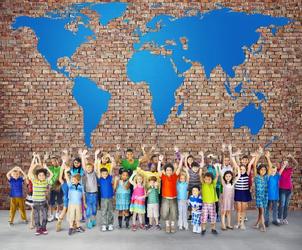 Entzückend lächelnde Kinder — Stockfoto