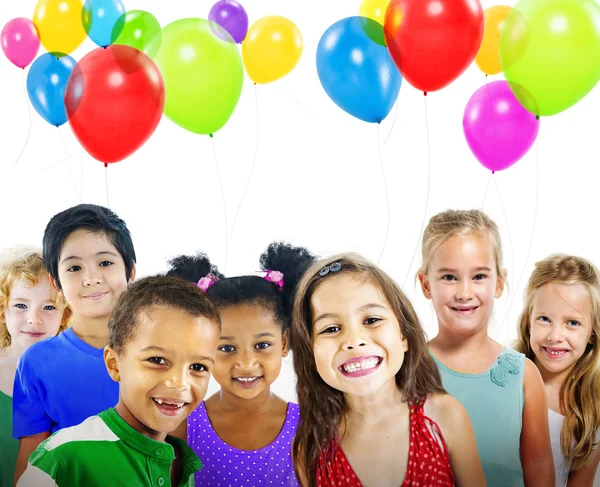 Lindos niños diversos sonriendo — Foto de Stock