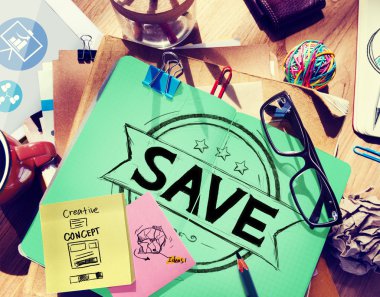 Araçlar ve bir dizüstü bilgisayar masası