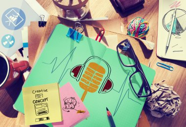 ahşap masa ve kavram mikrofon