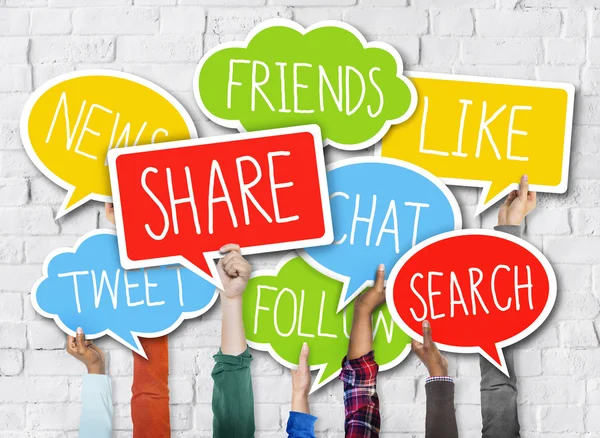 Manos sosteniendo colorido discurso burbujas Social Media Concept —  Fotos de Stock