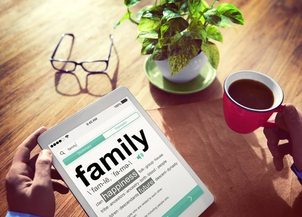 Hombre leyendo la definición de familia —  Fotos de Stock