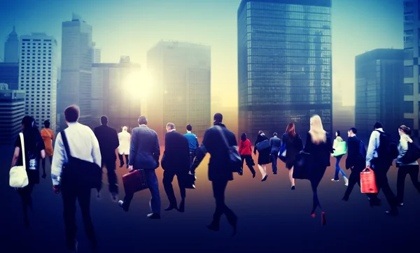 Gente de negocios caminando en la ciudad — Foto de Stock